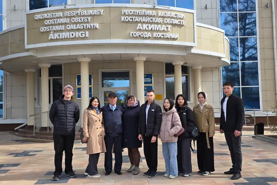 Студенты и преподаватели кафедры «Бизнес и управление» в Акимате города Костанай